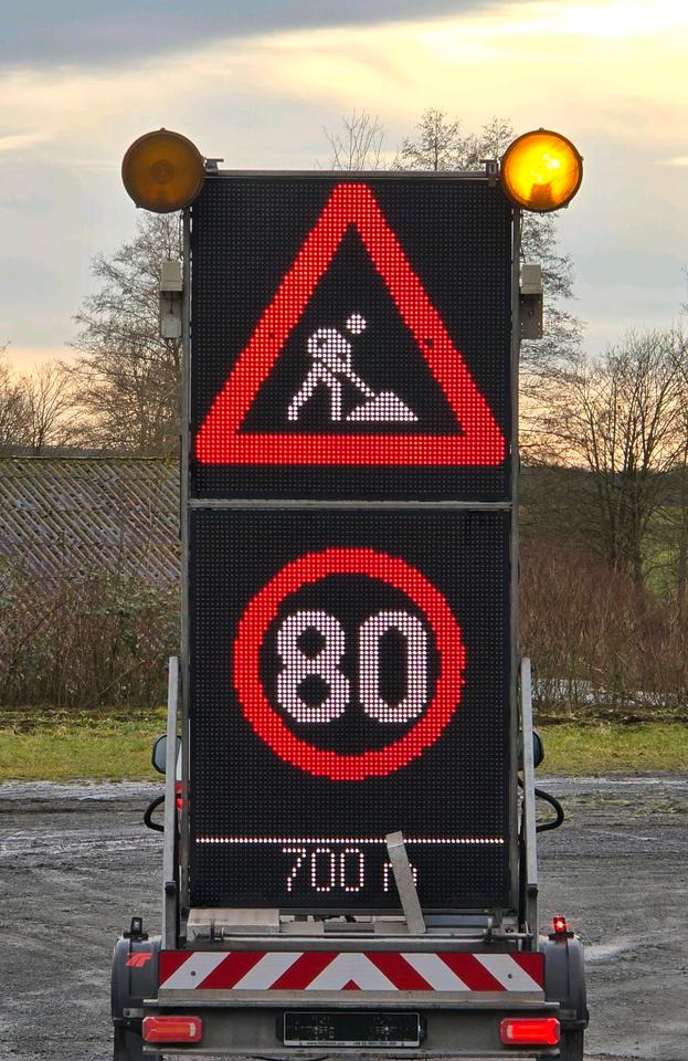 Trebbiner 5-farbig Horizont VWT Verkehrsleittafel Verkehrswarnanhänger Verkehrsleitanhänger Verkehrssicherungsanhänger Nissen Absperrtafel - Anhänger: das Bild 1 Trebbiner 5-farbig Horizont VWT Verkehrsleittafel Verkehrswarnanhänger Verkehrsleitanhänger Verkehrssicherungsanhänger Nissen Absperrtafel - Anhänger: das Bild 1