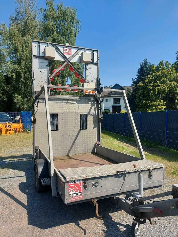 Trebbiner Absperrtafel AMD Verkehrsleittafel Vz616 - Anhänger: das Bild 4 Trebbiner Absperrtafel AMD Verkehrsleittafel Vz616 - Anhänger: das Bild 4