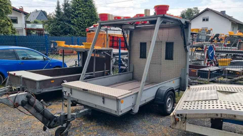 Anhänger Trebbiner Absperrtafel VZ616 LED Funkwarnmeldeanlage Absperrtafel Sperrwand Verkehrsleittafel Verkehrsleitanhänger Verkehrssicherungsanhänger Leitanhänger Leittafel Verkehrssicherung Nissen Horizont: das Bild 1
