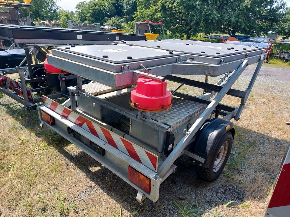 Trebbiner Horizont VWT E VLT Verkehrsleittafel Leittafel Sicherungsanhänger Verkehrsleitanhänger Verkehrssicherungsanhänger Absperrtafel Sperrwand Nissen Verkehrssicherung Vorwarner Vorwarntafel - Anhänger: das Bild 3 Trebbiner Horizont VWT E VLT Verkehrsleittafel Leittafel Sicherungsanhänger Verkehrsleitanhänger Verkehrssicherungsanhänger Absperrtafel Sperrwand Nissen Verkehrssicherung Vorwarner Vorwarntafel - Anhänger: das Bild 3