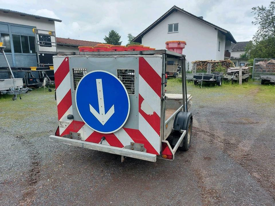Trebbiner LED Absperrtafel Sperrwand Verkehrsleittafel Nissen - Anhänger: das Bild 1 Trebbiner LED Absperrtafel Sperrwand Verkehrsleittafel Nissen - Anhänger: das Bild 1