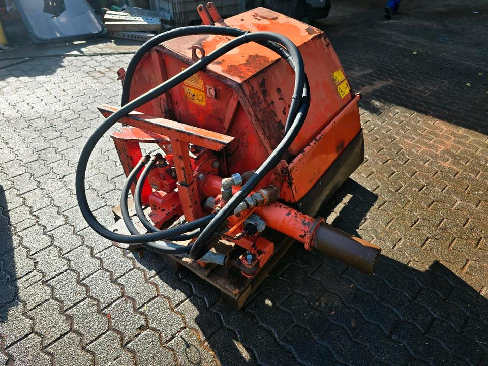 Dücker RWB 600 Radialwildkrautbürste Pflasterputzer Wildkrautbürste Flächenbürste Wildkrautbürste für Mähausleger UNA 500 600 MKM FME FMK 500 600 700 Böschungsmäher Böschungsmulcher DUA 700 800 - Kehrbesen: das Bild 2 Dücker RWB 600 Radialwildkrautbürste Pflasterputzer Wildkrautbürste Flächenbürste Wildkrautbürste für Mähausleger UNA 500 600 MKM FME FMK 500 600 700 Böschungsmäher Böschungsmulcher DUA 700 800 - Kehrbesen: das Bild 2