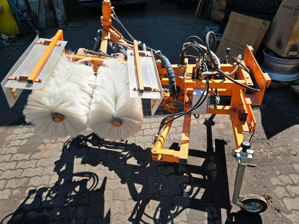 Leitpfostenwaschgerät WV 3-L für Unimog 405/10 405/12 U300 u400 300 500 318 218 423 430 530 Schmidt - Kehrbesen: das Bild 1 Leitpfostenwaschgerät WV 3-L für Unimog 405/10 405/12 U300 u400 300 500 318 218 423 430 530 Schmidt - Kehrbesen: das Bild 1