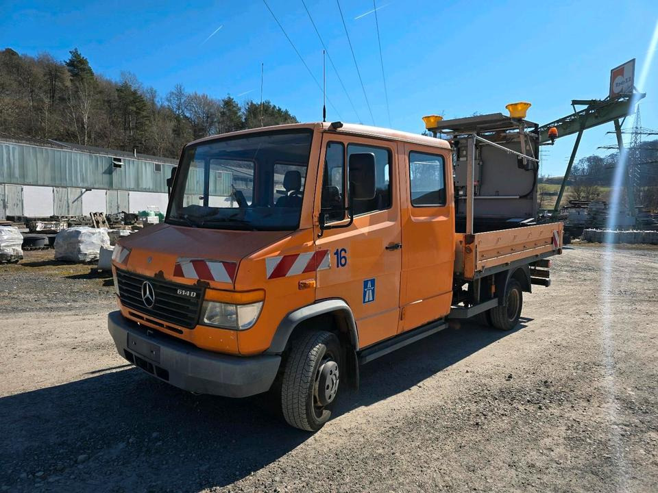 Mercedes-Benz Vario 614D Pritsche Doka 2002 Nissen VLT Verkehrsleittafel Absperrtafel LKW Vorwarntafel - Pritsche Transporter, Transporter mit Doppelkabine: das Bild 1 Mercedes-Benz Vario 614D Pritsche Doka 2002 Nissen VLT Verkehrsleittafel Absperrtafel LKW Vorwarntafel - Pritsche Transporter, Transporter mit Doppelkabine: das Bild 1