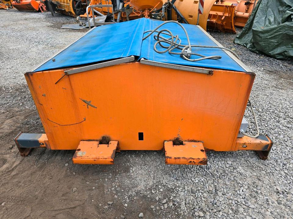 Salzstreuer Gmeiner STA 2000 C für Unimog UGN UGE 424 427 405 U300 U 300 400 500 MERCEDES-BENZ 218 219 318 323 423 427 327 430 429 430 435 Salzsilo Streuautomat Winterdienst - Salzstreuer: das Bild 5 Salzstreuer Gmeiner STA 2000 C für Unimog UGN UGE 424 427 405 U300 U 300 400 500 MERCEDES-BENZ 218 219 318 323 423 427 327 430 429 430 435 Salzsilo Streuautomat Winterdienst - Salzstreuer: das Bild 5