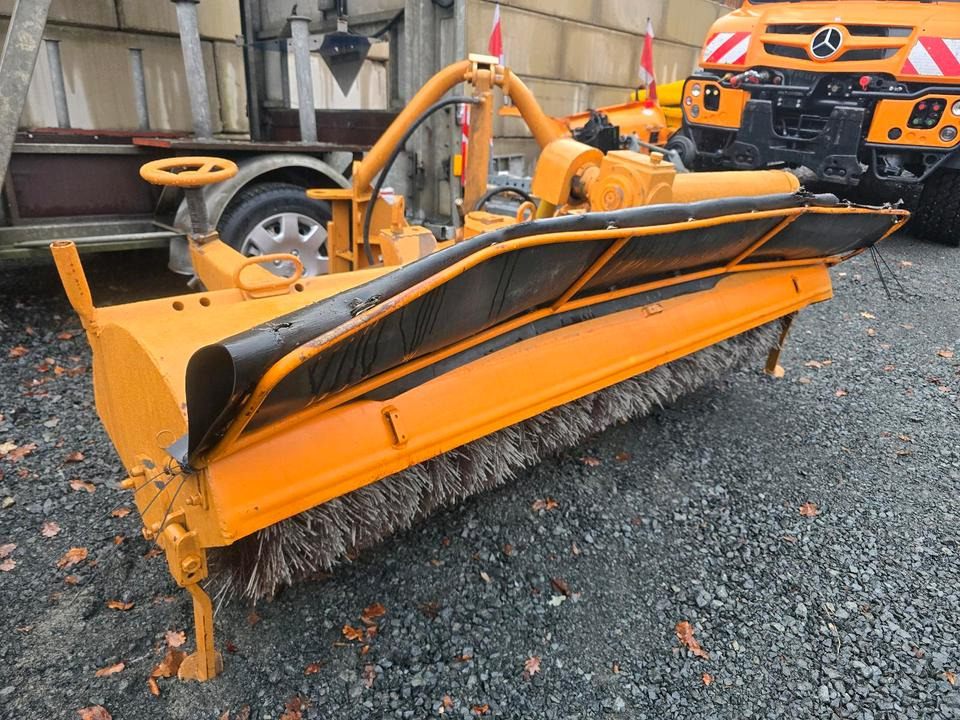 Schmidt VKS Kehrmaschine Straßenkehrmaschine Frontkehrmaschine Kehrbesen für Radlader Unimog Traktor - Kehrbesen: das Bild 4 Schmidt VKS Kehrmaschine Straßenkehrmaschine Frontkehrmaschine Kehrbesen für Radlader Unimog Traktor - Kehrbesen: das Bild 4