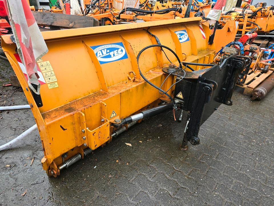 Schneepflug für Schaeff U. Yanmar Radlader Schneeschild Schneeschieber Schmidt Winterdienst - Schneepflug: das Bild 1 Schneepflug für Schaeff U. Yanmar Radlader Schneeschild Schneeschieber Schmidt Winterdienst - Schneepflug: das Bild 1