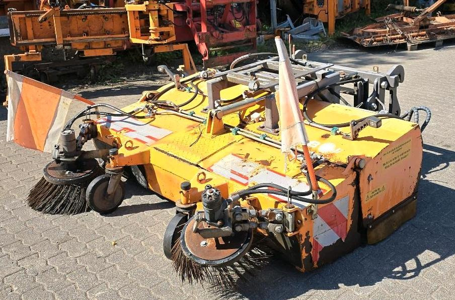 Sobernheimer FKM 2.0 Kehrmaschine Straßenkehrmaschine Frontkehrmaschine Kehrbesen für Radlader Unimog Traktor - Kehrbesen: das Bild 3 Sobernheimer FKM 2.0 Kehrmaschine Straßenkehrmaschine Frontkehrmaschine Kehrbesen für Radlader Unimog Traktor - Kehrbesen: das Bild 3