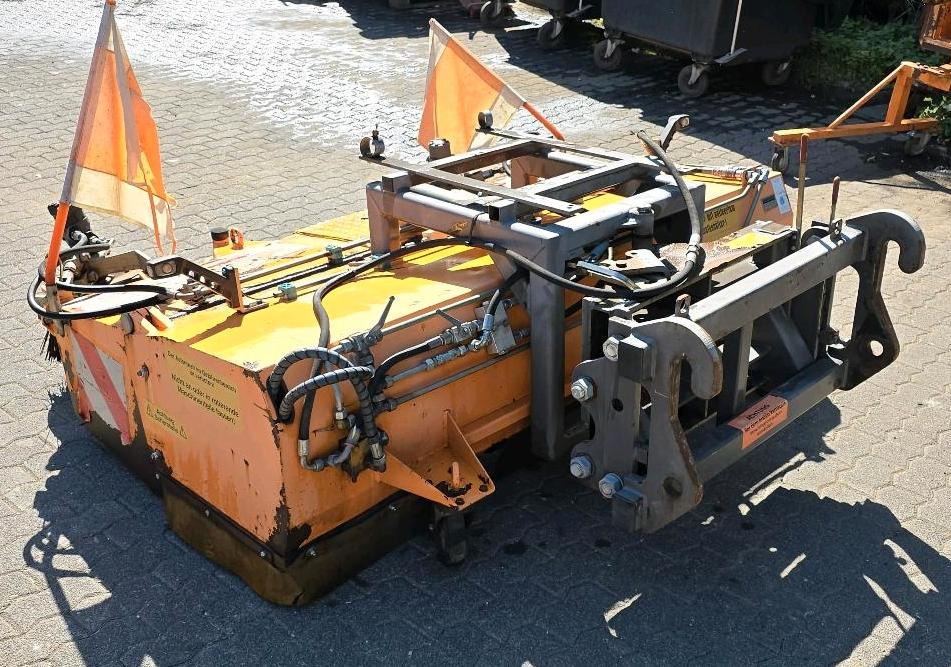 Sobernheimer FKM 2.0 Kehrmaschine Straßenkehrmaschine Frontkehrmaschine Kehrbesen für Radlader Unimog Traktor - Kehrbesen: das Bild 2 Sobernheimer FKM 2.0 Kehrmaschine Straßenkehrmaschine Frontkehrmaschine Kehrbesen für Radlader Unimog Traktor - Kehrbesen: das Bild 2