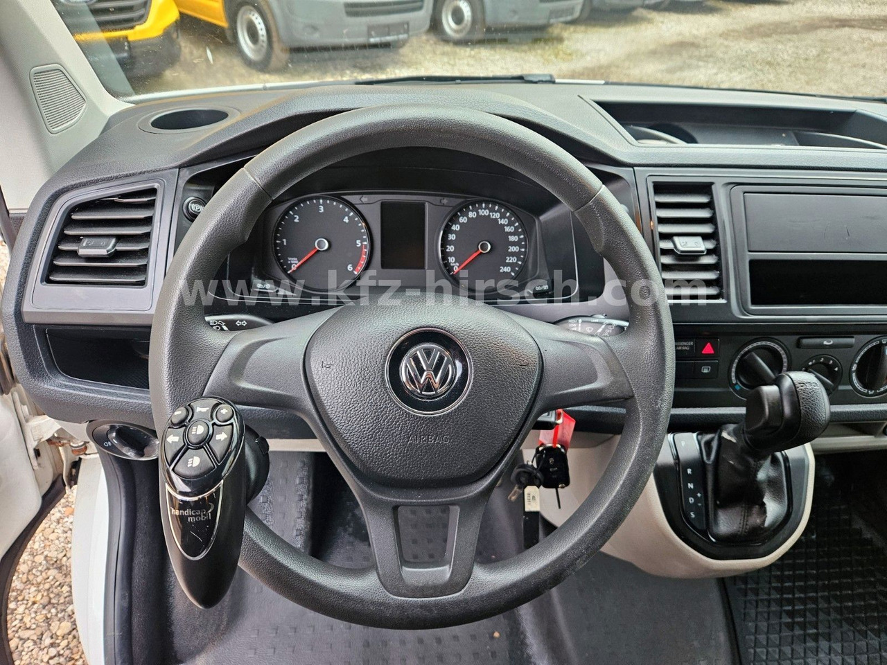 Volkswagen T6 Auto/ DSG Bott Sortimo Stdhzg Behindertenger. - Personentransporter: das Bild 3 Volkswagen T6 Auto/ DSG Bott Sortimo Stdhzg Behindertenger. - Personentransporter: das Bild 3