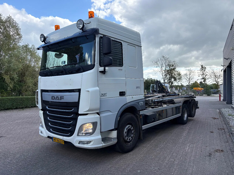 DAF XF 440 6x2 / VDL 21 TON / AFNET SYSTEEM / DUBBELLUCHT SLEPER / APK - TUV JUNI 2026 / - Abrollkipper: das Bild 2 DAF XF 440 6x2 / VDL 21 TON / AFNET SYSTEEM / DUBBELLUCHT SLEPER / APK - TUV JUNI 2026 / - Abrollkipper: das Bild 2