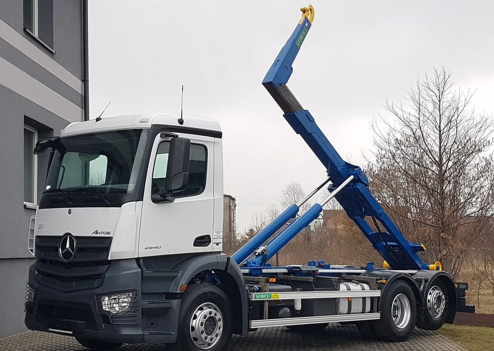 Mercedes-Benz ANTOS ACTROS HAKOWIEC 3 OSIE 6x2 KLIMA HAKOWIEC DO KONTENERÓW - Abrollkipper: das Bild 2 Mercedes-Benz ANTOS ACTROS HAKOWIEC 3 OSIE 6x2 KLIMA HAKOWIEC DO KONTENERÓW - Abrollkipper: das Bild 2