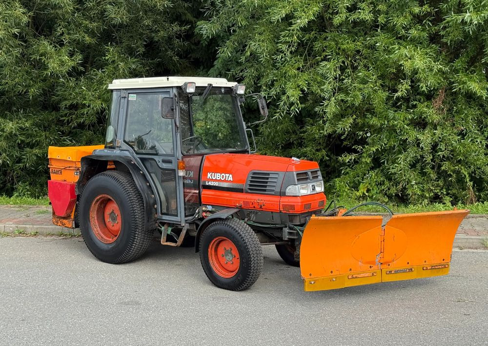 Kubota * Traktor KUBOTA L4200 * 4x4 * Pług Piaskarka * Wałek Przód Tył * Sprowadzony* Zimowe Utrzymanie - Traktor: das Bild 1 Kubota * Traktor KUBOTA L4200 * 4x4 * Pług Piaskarka * Wałek Przód Tył * Sprowadzony* Zimowe Utrzymanie - Traktor: das Bild 1