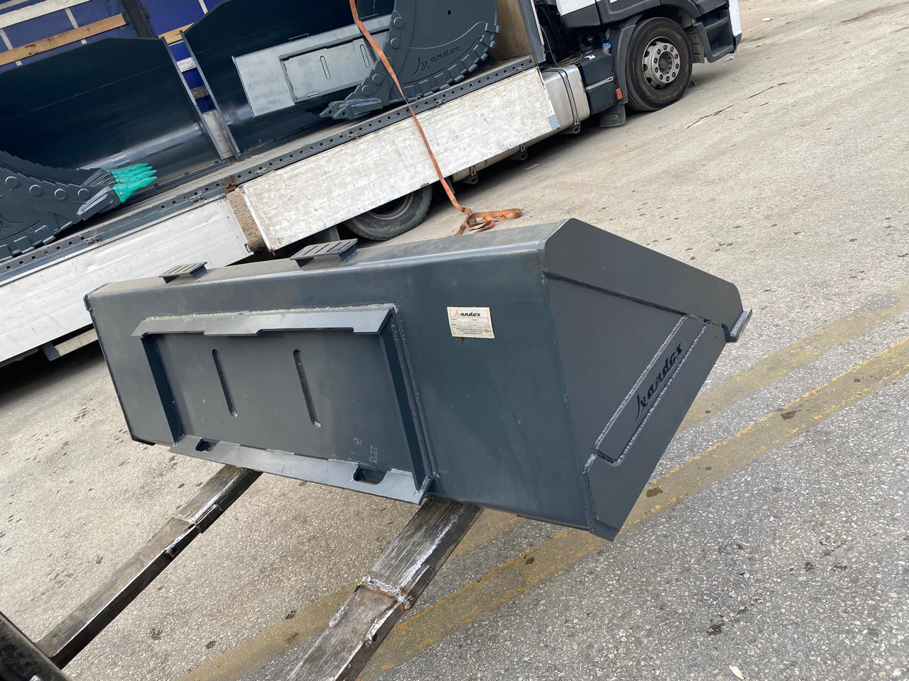 JCB 300 - Ladeschaufel für Baumaschine: das Bild 2 JCB 300 - Ladeschaufel für Baumaschine: das Bild 2