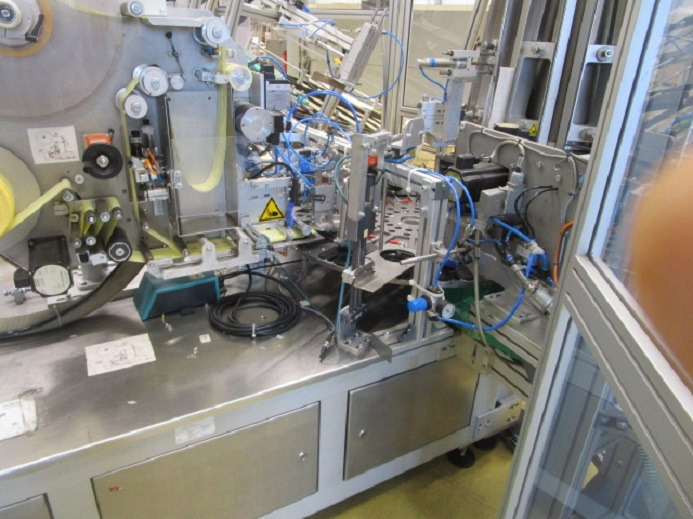 DECKEL ETIKETTIER ANLAGE SCHLEUTER GU 2 DU (RUNDLÄUFER) MIT LÖFFELEINLEGESTATION RNA SRC-N-630-1R - Industriemaschine: das Bild 4 DECKEL ETIKETTIER ANLAGE SCHLEUTER GU 2 DU (RUNDLÄUFER) MIT LÖFFELEINLEGESTATION RNA SRC-N-630-1R - Industriemaschine: das Bild 4