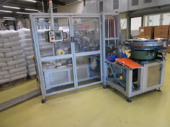 DECKEL ETIKETTIER ANLAGE SCHLEUTER GU 2 DU (RUNDLÄUFER) MIT LÖFFELEINLEGESTATION RNA SRC-N-630-1R - Industriemaschine: das Bild 3 DECKEL ETIKETTIER ANLAGE SCHLEUTER GU 2 DU (RUNDLÄUFER) MIT LÖFFELEINLEGESTATION RNA SRC-N-630-1R - Industriemaschine: das Bild 3