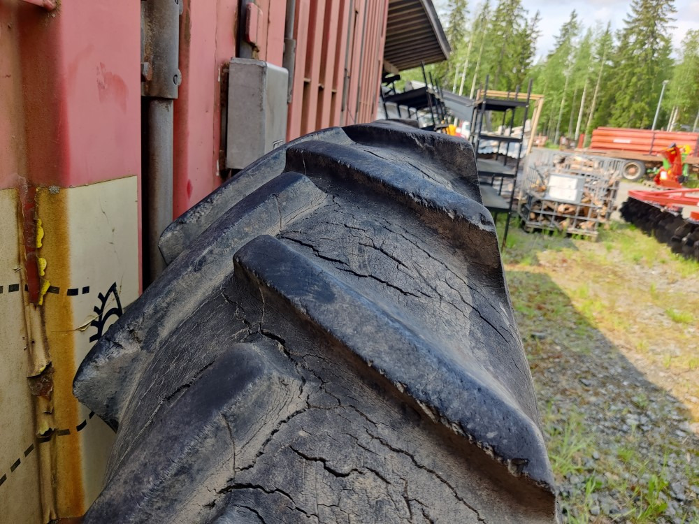 Traktorin renkaat 13.6x36 vannekehillä - Reifen für Traktor: das Bild 3 Traktorin renkaat 13.6x36 vannekehillä - Reifen für Traktor: das Bild 3