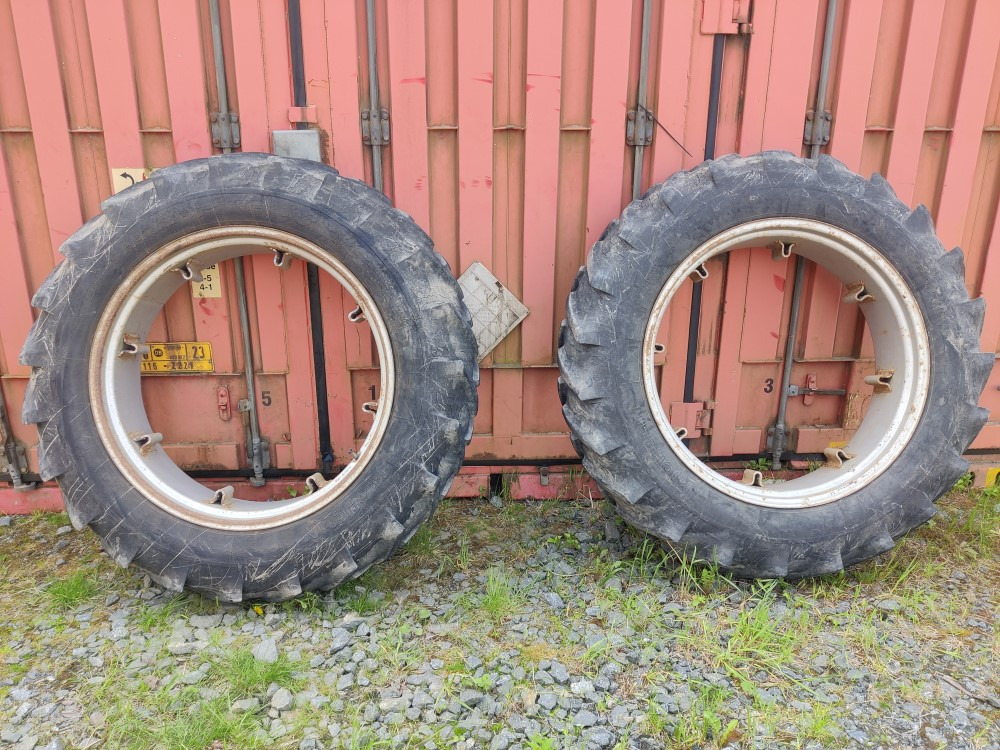 Traktorin renkaat 13.6x36 vannekehillä - Reifen für Traktor: das Bild 1 Traktorin renkaat 13.6x36 vannekehillä - Reifen für Traktor: das Bild 1