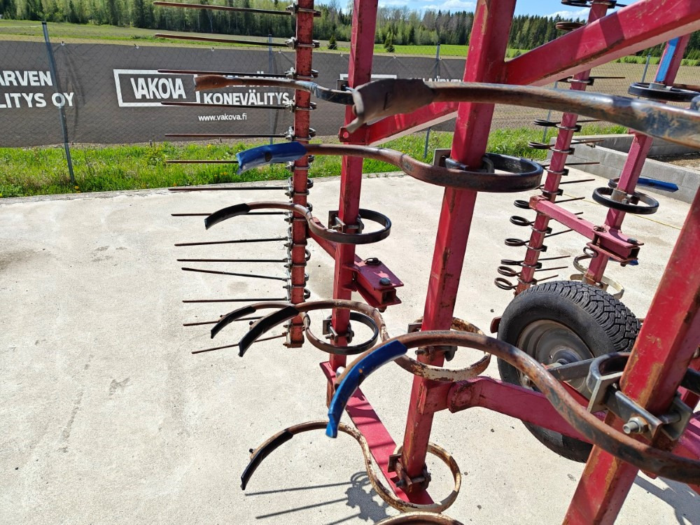 VM 450 cm, hydraulisesti taittuva, etulana ja jälkihara, katso video! - Wiesenstriegel: das Bild 5 VM 450 cm, hydraulisesti taittuva, etulana ja jälkihara, katso video! - Wiesenstriegel: das Bild 5