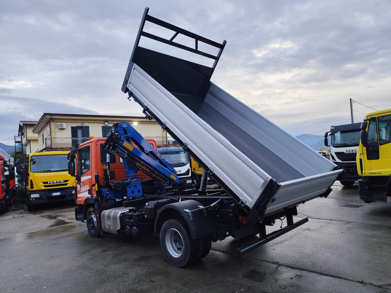 IVECO EUROCARGO 120-90L - Autokran, Kipper: das Bild 3 IVECO EUROCARGO 120-90L - Autokran, Kipper: das Bild 3