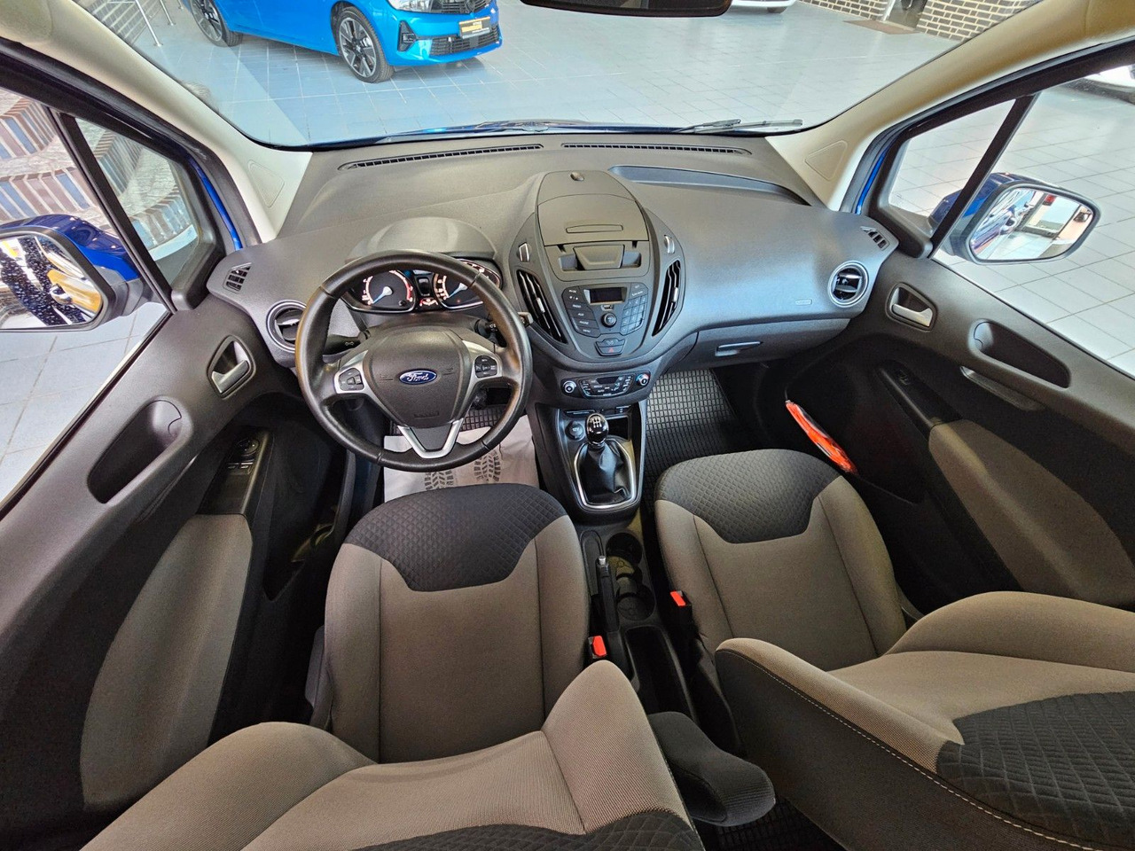 Personentransporter Ford Tourneo Courier Titanium behzb. Windschutzschei: das Bild 8