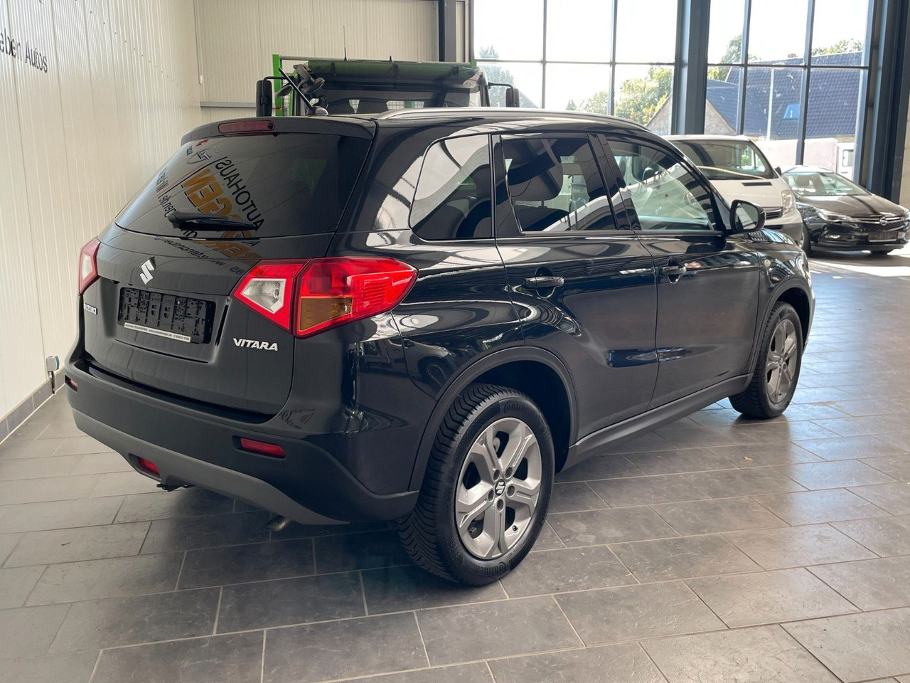 Suzuki Vitara 1.6 Comfort 4x2 AHK Allwetterreifen - SUV/ Geländewagen: das Bild 3 Suzuki Vitara 1.6 Comfort 4x2 AHK Allwetterreifen - SUV/ Geländewagen: das Bild 3