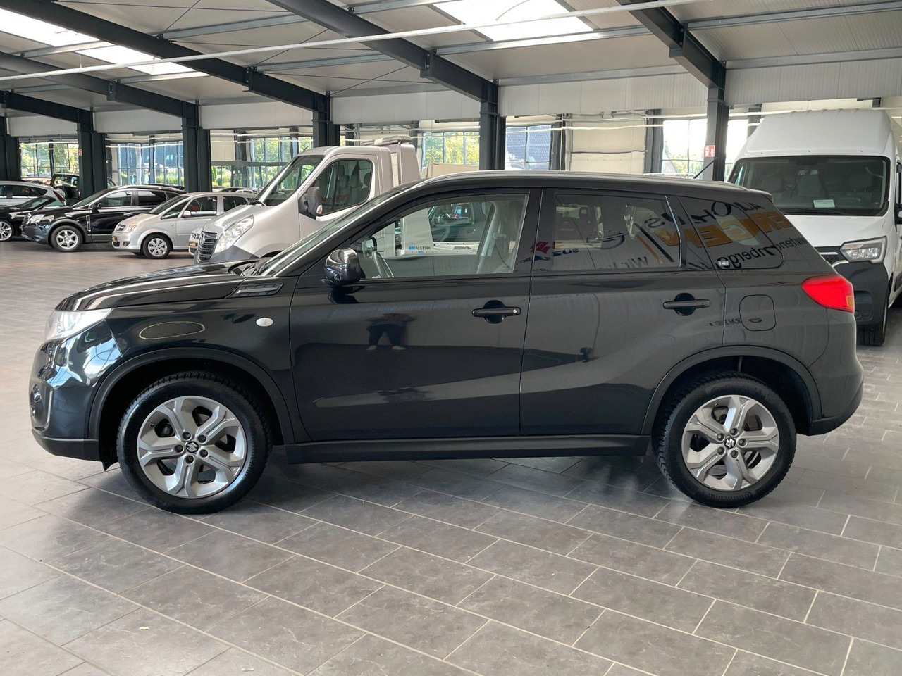 Suzuki Vitara 1.6 Comfort 4x2 AHK Allwetterreifen - SUV/ Geländewagen: das Bild 4 Suzuki Vitara 1.6 Comfort 4x2 AHK Allwetterreifen - SUV/ Geländewagen: das Bild 4