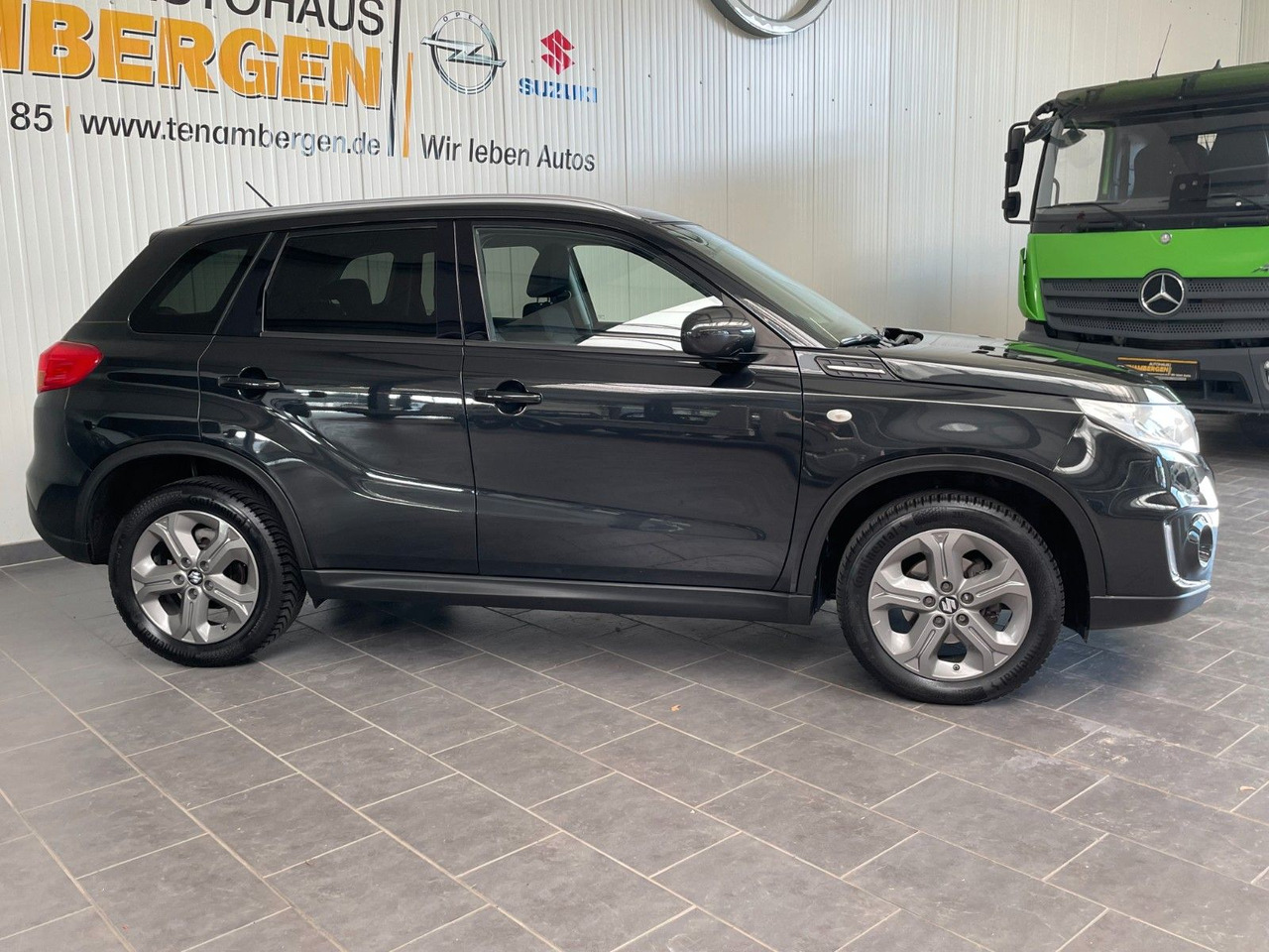 Suzuki Vitara 1.6 Comfort 4x2 AHK Allwetterreifen - SUV/ Geländewagen: das Bild 2 Suzuki Vitara 1.6 Comfort 4x2 AHK Allwetterreifen - SUV/ Geländewagen: das Bild 2