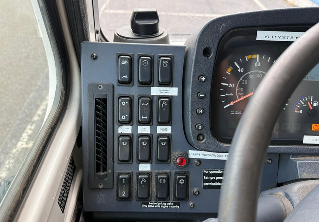 Pritsche LKW, Autokran Mercedes-BenzUnimog U5000 + Hiab 099 E-4: das Bild 15