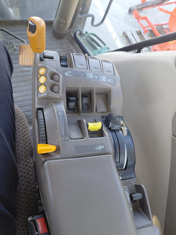 JOHN DEERE 6210R - Traktor: das Bild 2 JOHN DEERE 6210R - Traktor: das Bild 2