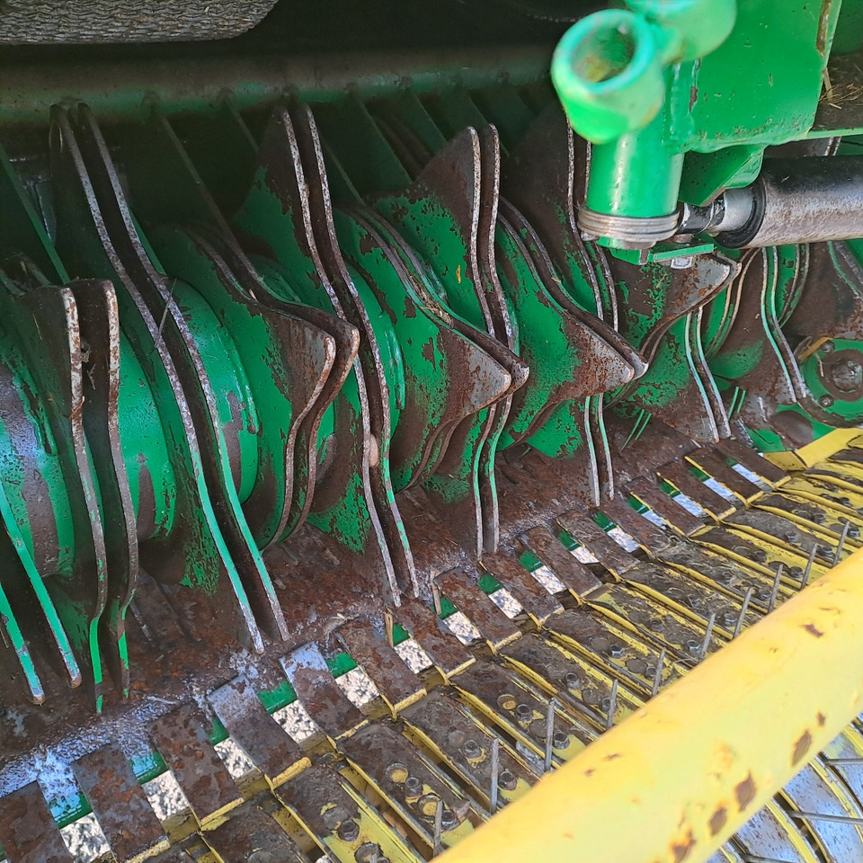 ROTOPRESSA JOHN DEERE 592 - Rundballenpresse: das Bild 4 ROTOPRESSA JOHN DEERE 592 - Rundballenpresse: das Bild 4