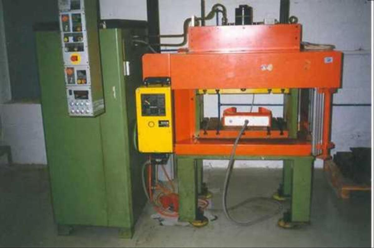 Hydr. Schnelläuferpresse bzw. Stanzautomat WANZKE - Metallbearbeitungsmaschine: das Bild 1 Hydr. Schnelläuferpresse bzw. Stanzautomat WANZKE - Metallbearbeitungsmaschine: das Bild 1