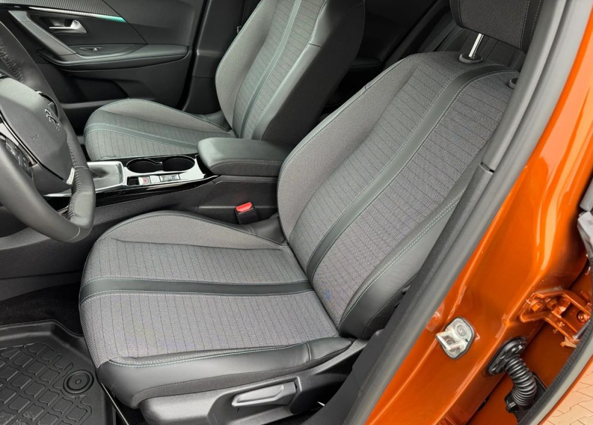 SUV/ Geländewagen Peugeot 2008 Peugeot 1.2 benz 100 km Allure 6tys przebieg fabrycznie nowy: das Bild 6