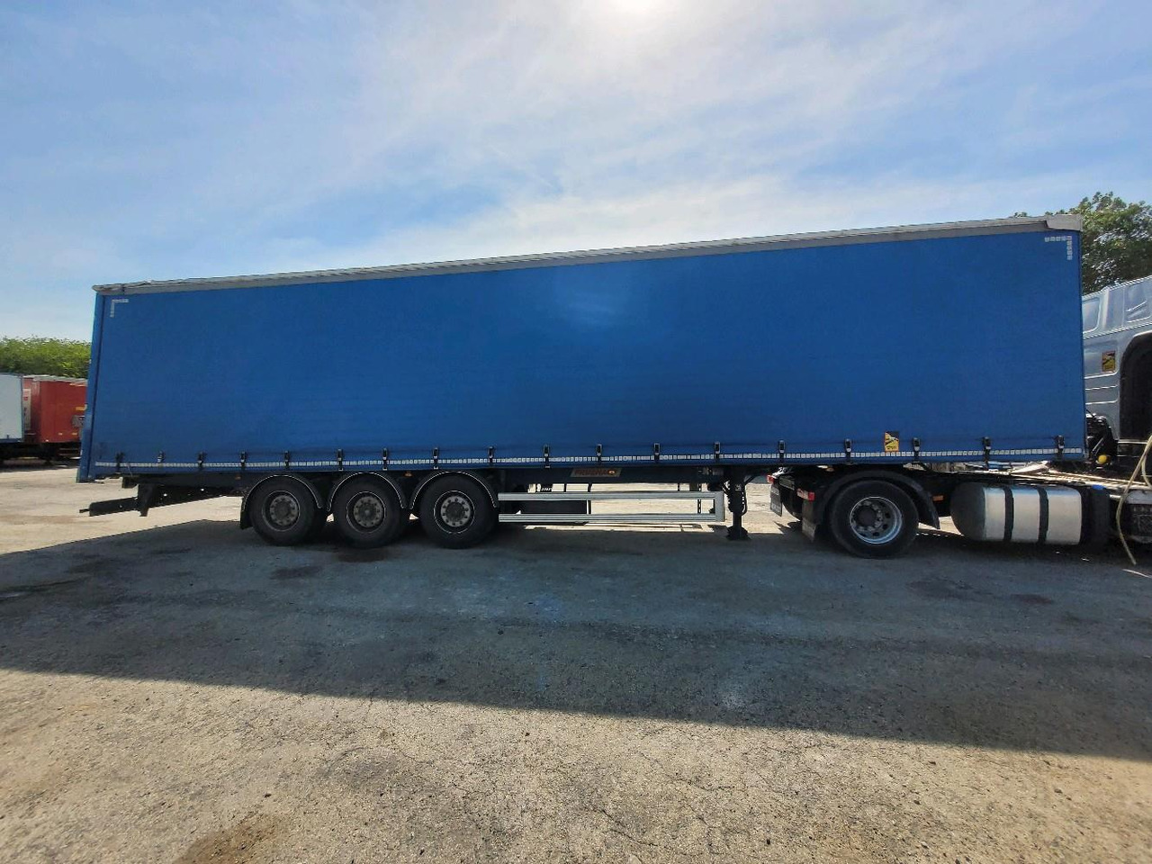 FRUEHAUF FKSRT4 SAVOYARDE 3 ESSIEUX - Planenauflieger: das Bild 3 FRUEHAUF FKSRT4 SAVOYARDE 3 ESSIEUX - Planenauflieger: das Bild 3