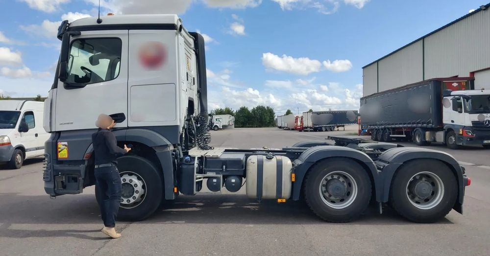 Mercedes-Benz AROCS 3353 6X4 68 TON - Sattelzugmaschine: das Bild 3 Mercedes-Benz AROCS 3353 6X4 68 TON - Sattelzugmaschine: das Bild 3