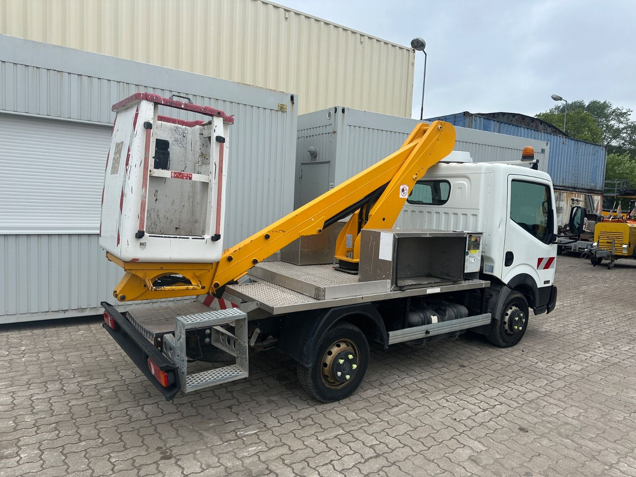 Nissan Cabstar mit Topy11 Arbeitsbühne / 11 Meter - LKW mit Arbeitsbühne: das Bild 4 Nissan Cabstar mit Topy11 Arbeitsbühne / 11 Meter - LKW mit Arbeitsbühne: das Bild 4