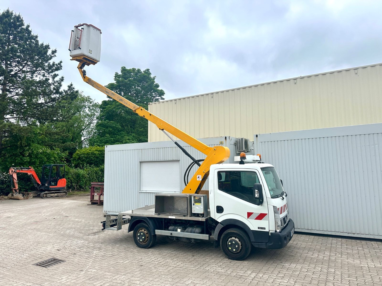 Nissan Cabstar mit Topy11 Arbeitsbühne / 11 Meter - LKW mit Arbeitsbühne: das Bild 1 Nissan Cabstar mit Topy11 Arbeitsbühne / 11 Meter - LKW mit Arbeitsbühne: das Bild 1