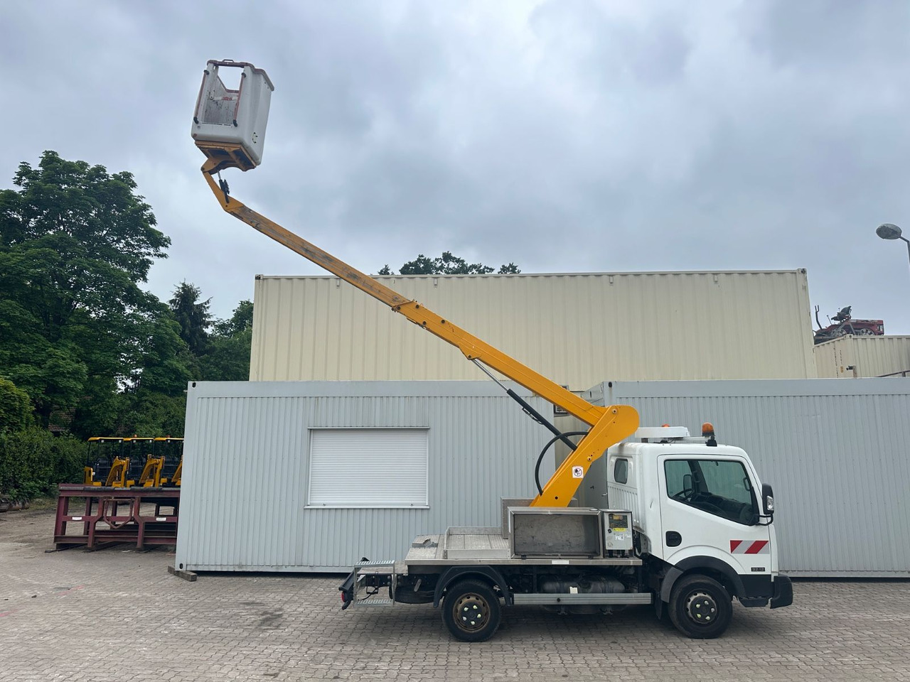 Nissan Cabstar mit Topy11 Arbeitsbühne / 11 Meter - LKW mit Arbeitsbühne: das Bild 2 Nissan Cabstar mit Topy11 Arbeitsbühne / 11 Meter - LKW mit Arbeitsbühne: das Bild 2