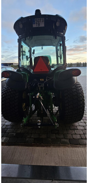 John Deere 4052R - Traktor: das Bild 5 John Deere 4052R - Traktor: das Bild 5