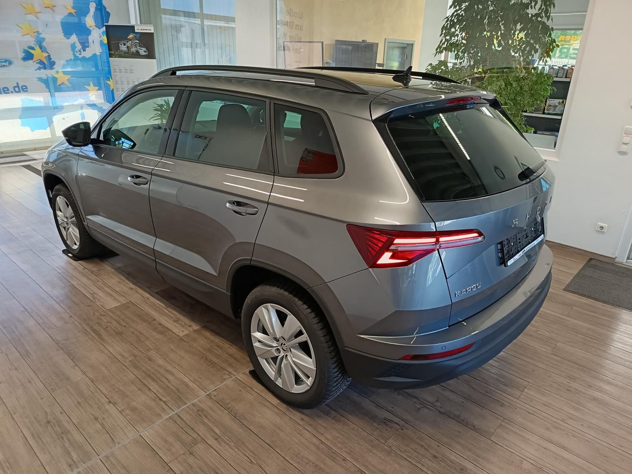 Skoda Karoq Selection 1.5 TSI DSG*NAVI*ACC*AHK-VORBER* - SUV/ Geländewagen: das Bild 4 Skoda Karoq Selection 1.5 TSI DSG*NAVI*ACC*AHK-VORBER* - SUV/ Geländewagen: das Bild 4