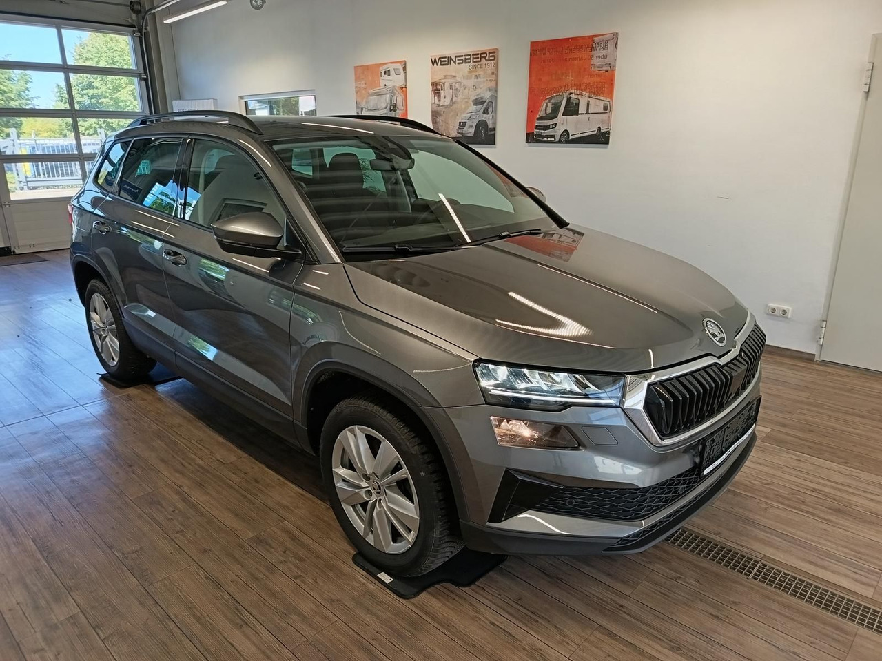 Skoda Karoq Selection 1.5 TSI DSG*NAVI*ACC*AHK-VORBER* - SUV/ Geländewagen: das Bild 3 Skoda Karoq Selection 1.5 TSI DSG*NAVI*ACC*AHK-VORBER* - SUV/ Geländewagen: das Bild 3