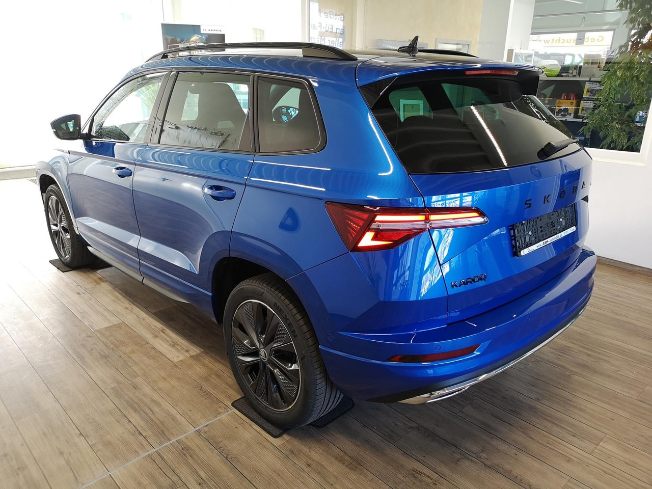 Skoda Karoq Sportline 1,5 TSI DSG*AHK*360°5J.GARANTIE* - SUV/ Geländewagen: das Bild 4 Skoda Karoq Sportline 1,5 TSI DSG*AHK*360°5J.GARANTIE* - SUV/ Geländewagen: das Bild 4