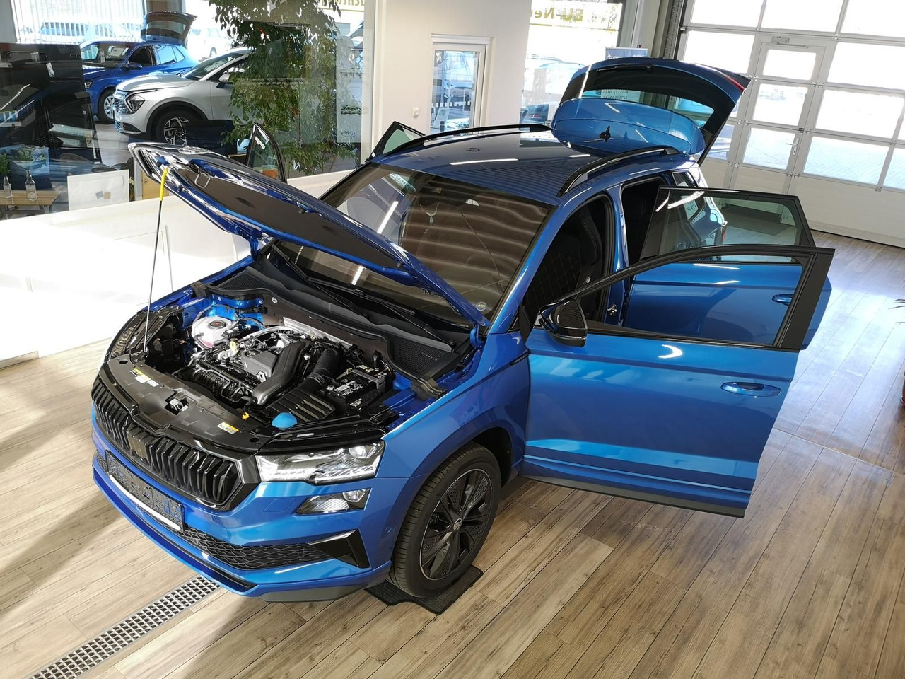 Skoda Karoq Sportline 1,5 TSI DSG*AHK*360°5J.GARANTIE* - SUV/ Geländewagen: das Bild 2 Skoda Karoq Sportline 1,5 TSI DSG*AHK*360°5J.GARANTIE* - SUV/ Geländewagen: das Bild 2