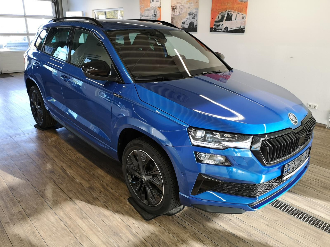 Skoda Karoq Sportline 1,5 TSI DSG*AHK*360°5J.GARANTIE* - SUV/ Geländewagen: das Bild 3 Skoda Karoq Sportline 1,5 TSI DSG*AHK*360°5J.GARANTIE* - SUV/ Geländewagen: das Bild 3