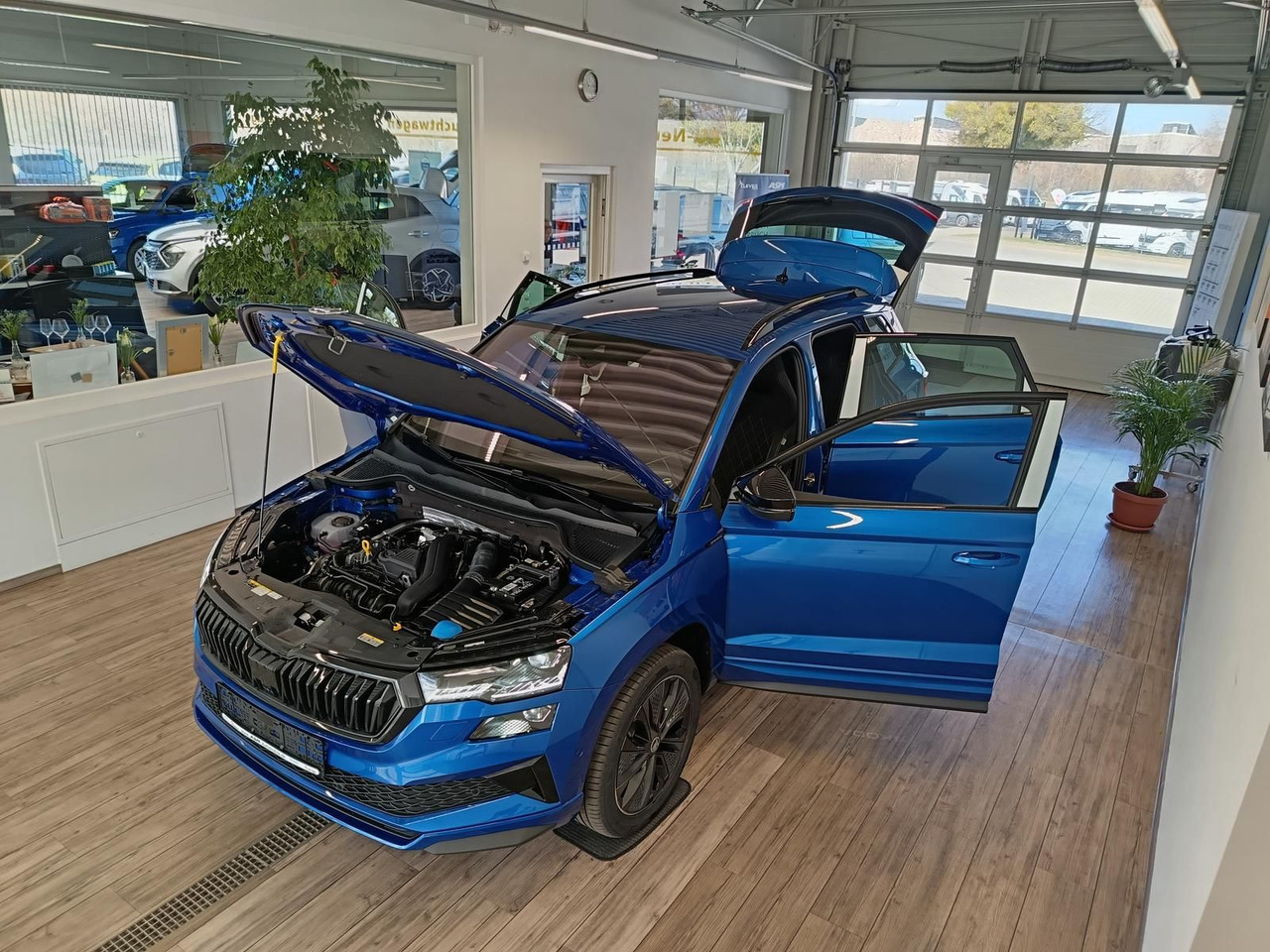 Skoda Karoq Sportline 1,5TSI DSG*AHK*360°*5J.GARANTIE* - SUV/ Geländewagen: das Bild 2 Skoda Karoq Sportline 1,5TSI DSG*AHK*360°*5J.GARANTIE* - SUV/ Geländewagen: das Bild 2