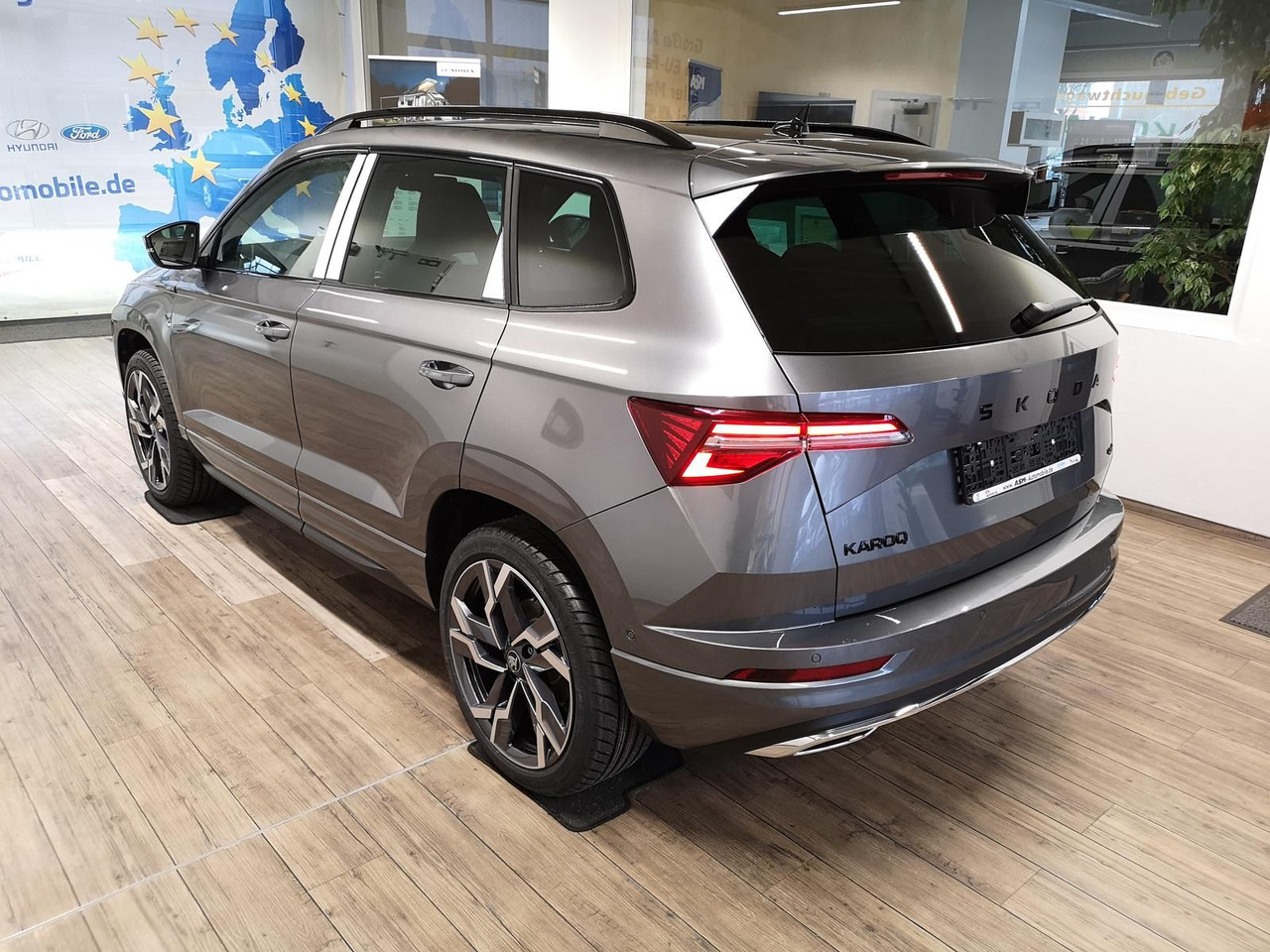 Skoda Karoq Sportline 2,0TDI DSG 4x4*PSD*AHK*360°*NAVI - SUV/ Geländewagen: das Bild 4 Skoda Karoq Sportline 2,0TDI DSG 4x4*PSD*AHK*360°*NAVI - SUV/ Geländewagen: das Bild 4
