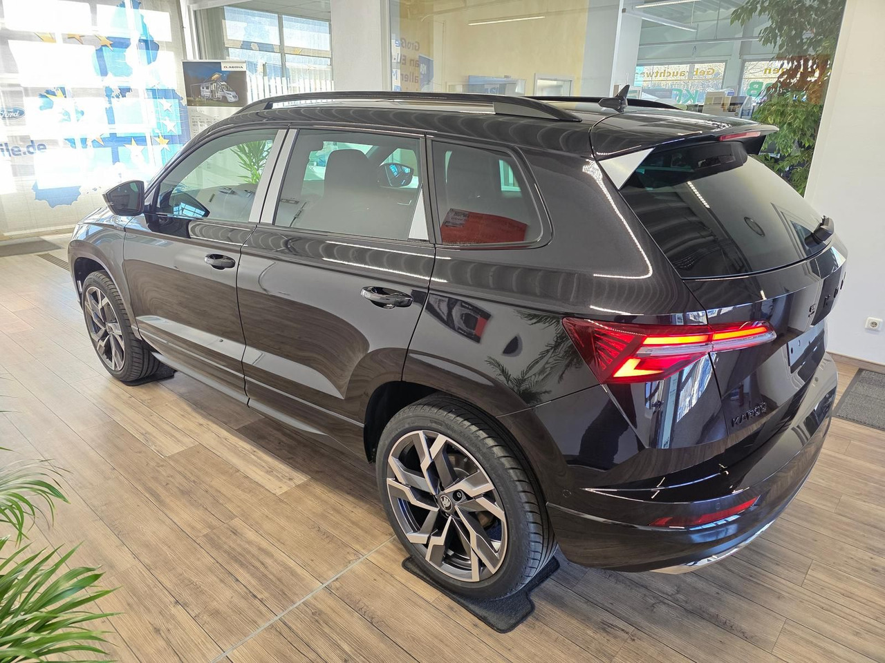 Skoda Karoq Sportline 2,0TDI DSG 4x4*PSD*AHK*360°*NAVI - SUV/ Geländewagen: das Bild 4 Skoda Karoq Sportline 2,0TDI DSG 4x4*PSD*AHK*360°*NAVI - SUV/ Geländewagen: das Bild 4