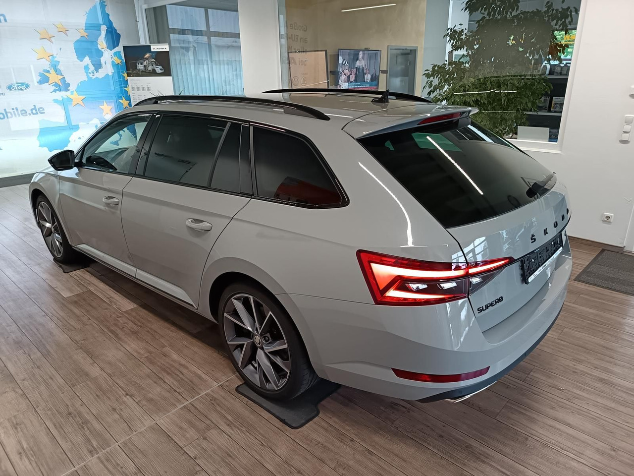 Skoda Superb Combi Sportline 2.0TSI DSG4x4*AHK*DCC*ACC - Kombi: das Bild 4 Skoda Superb Combi Sportline 2.0TSI DSG4x4*AHK*DCC*ACC - Kombi: das Bild 4