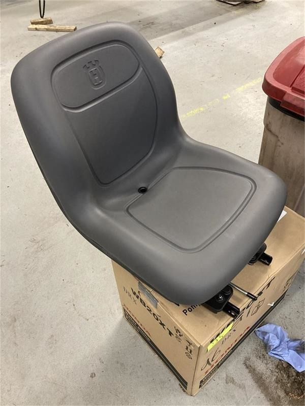 Husqvarna P524X Efi Sæde - Fabriksnyt 591352601 - Sitz für Landmaschine: das Bild 1 Husqvarna P524X Efi Sæde - Fabriksnyt 591352601 - Sitz für Landmaschine: das Bild 1