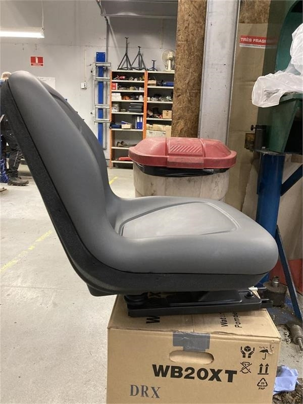 Husqvarna P524X Efi Sæde - Fabriksnyt 591352601 - Sitz für Landmaschine: das Bild 2 Husqvarna P524X Efi Sæde - Fabriksnyt 591352601 - Sitz für Landmaschine: das Bild 2
